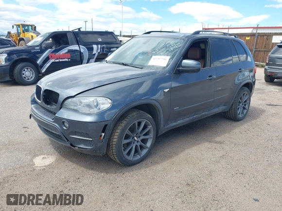2012 BMW X5 35i z VIN 5UXZV4C53CL987556, wystawiony jako IAAI lot #42297756 z przebiegiem 190 922 mil mil oraz . Historia ofert i sprzedaży dostępna na DreamBid. Obrazek 2.