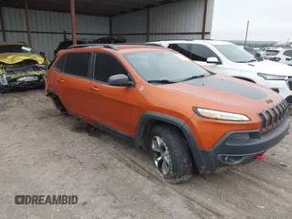 2015 Jeep Cherokee Trailhawk z VIN 1C4PJMBSXFW618675, wystawiony jako IAAI lot #42096775 z przebiegiem 122 408 mil mil oraz . Historia ofert i sprzedaży dostępna na DreamBid. Obrazek 1.