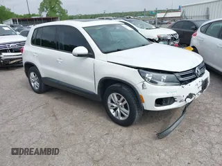 2013 Volkswagen Tiguan SE z VIN WVGBV3AX2DW068838, wystawiony jako IAAI lot #42124753 z przebiegiem 107 121 mil mil oraz . Historia ofert i sprzedaży dostępna na DreamBid. Obrazek 1.