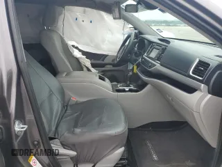 2019 Toyota Highlander LE with VIN 5TDZARFH5KS042654, listed as a Copart auction lot 56297684 with 138,841 mi miles and Salvage title. Bid and sale history available at DreamBid. Image 7.