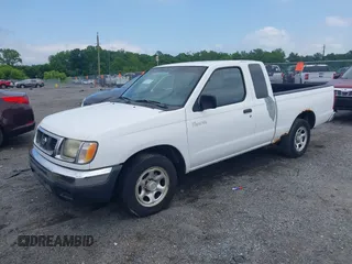 2000 Nissan Frontier XE z VIN 1N6DD26S1YC353901, wystawiony jako IAAI lot #42419373 z przebiegiem 138 676 mil mil oraz . Historia ofert i sprzedaży dostępna na DreamBid. Obrazek 2.