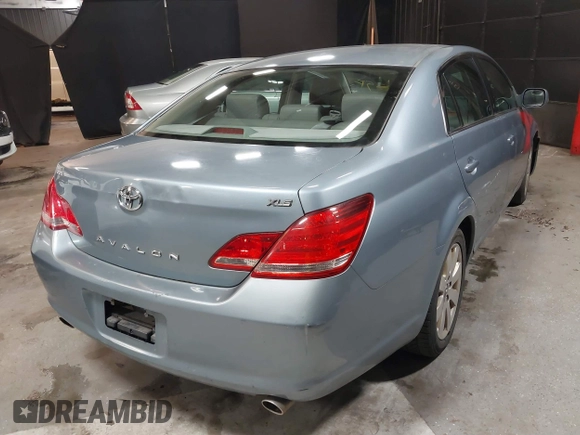 2007 Toyota Avalon XL z VIN 4T1BK36B17U189303, wystawiony jako IAAI lot #41614917 z przebiegiem 238 114 mil mil oraz . Historia ofert i sprzedaży dostępna na DreamBid. Obrazek 4.