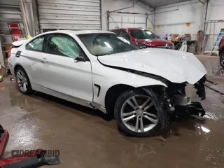 2015 BMW 4 Series 428i xDrive z VIN WBA3N9C52FK246245, wystawiony jako IAAI lot #41650714 z przebiegiem 142 776 mil mil oraz . Historia ofert i sprzedaży dostępna na DreamBid. Obrazek 1.