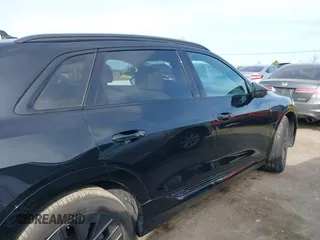 2024 Audi Q8 e-tron z VIN WA16AAGE2RB031437, wystawiony jako IAAI lot #41761720 z przebiegiem 19 579 mil mil oraz . Historia ofert i sprzedaży dostępna na DreamBid. Obrazek 14.