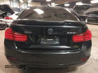 2015 BMW 3 Series 328i xDrive с VIN WBA3B5G55FNS13718, выставлен на аукционе IAAI как лот 42264153 с пробегом 180 428 миль миль и . История ставок и продаж доступна на DreamBid. Изображение 16.