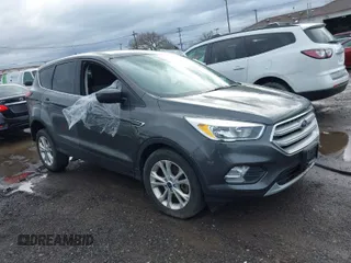 2019 Ford Escape SE z VIN 1FMCU9GD1KUB77355, wystawiony jako IAAI lot #41927542 z przebiegiem 40 833 mil mil oraz . Historia ofert i sprzedaży dostępna na DreamBid. Obrazek 1.