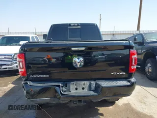 2022 Ram 2500 Laramie z VIN 3C6UR5FL6NG361636, wystawiony jako IAAI lot #42331483 z przebiegiem 58 812 mil mil oraz . Historia ofert i sprzedaży dostępna na DreamBid. Obrazek 16.