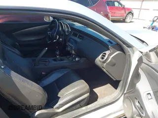 2010 Chevrolet Camaro 2LT z VIN 2G1FG1EV4A9143369, wystawiony jako IAAI lot #42238723 z przebiegiem 227 050 mil mil oraz . Historia ofert i sprzedaży dostępna na DreamBid. Obrazek 5.