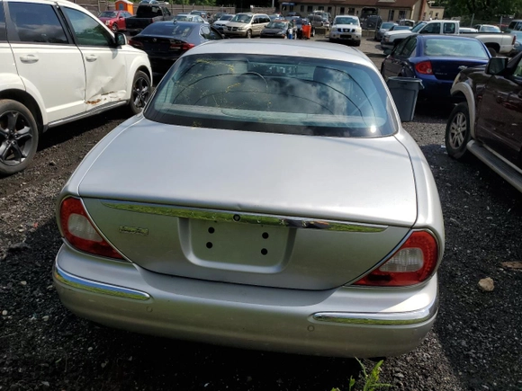 2006 Jaguar XJ Vanden Plas z VIN SAJWA82B46SG49807, wystawiony jako Copart lot #58930685 z przebiegiem 116 710 mil mil oraz Szkoda całkowita • Salvage title. Historia ofert i sprzedaży dostępna na DreamBid. Obrazek 6.