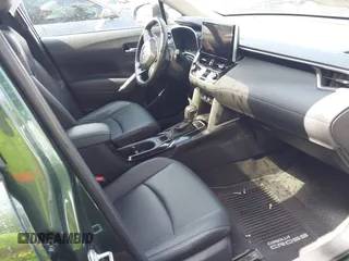 2023 Toyota Corolla Cross XLE z VIN 7MUDAABG1PV075110, wystawiony jako IAAI lot #42802303 z przebiegiem 41 869 mil mil oraz . Historia ofert i sprzedaży dostępna na DreamBid. Obrazek 5.