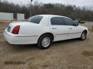 1999 Lincoln Town Car Executive z VIN 1LNHM81W7XY699742, wystawiony jako Copart lot #44360135 z przebiegiem 96 325 mil mil oraz Szkody całkowita. Historia ofert i sprzedaży dostępna na DreamBid. Obrazek 3.