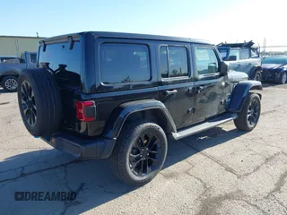 2023 Jeep Wrangler Sahara z VIN 1C4JJXP60PW627051, wystawiony jako IAAI lot #42290712 z przebiegiem 28 269 mil mil oraz . Historia ofert i sprzedaży dostępna na DreamBid. Obrazek 4.