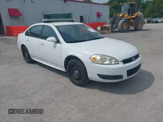 2013 Chevrolet Impala Police z VIN 2G1WD5E35D1166015, wystawiony jako IAAI lot #42171708 z przebiegiem 169 790 mil mil oraz . Historia ofert i sprzedaży dostępna na DreamBid. Obrazek 1.