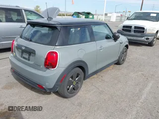 2022 MINI Hardtop Cooper SE z VIN WMW13DJ01N2P85767, wystawiony jako IAAI lot #41921346 z przebiegiem 17 446 mil mil oraz . Historia ofert i sprzedaży dostępna na DreamBid. Obrazek 4.