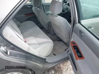2003 Toyota Camry LE z VIN 4T1BF30K53U555156, wystawiony jako IAAI lot #42144121 z przebiegiem 300 328 mil mil oraz . Historia ofert i sprzedaży dostępna na DreamBid. Obrazek 8.
