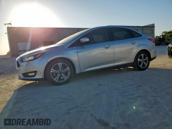 2018 Ford Focus SE z VIN 1FADP3F2XJL277462, wystawiony jako Copart lot #60360985 z przebiegiem 81 831 mil mil oraz Czysty tytuł • Clean title. Historia ofert i sprzedaży dostępna na DreamBid. Obrazek 1.