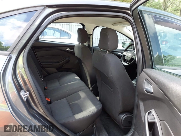 2018 Ford Focus SE z VIN 1FADP3FE0JL284107, wystawiony jako IAAI lot #42815845 z przebiegiem 110 155 mil mil oraz . Historia ofert i sprzedaży dostępna na DreamBid. Obrazek 8.