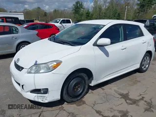 2010 Toyota Matrix S z VIN 2T1LE4EE5AC013649, wystawiony jako IAAI lot #42217121 z przebiegiem 130 356 mil mil oraz . Historia ofert i sprzedaży dostępna na DreamBid. Obrazek 2.