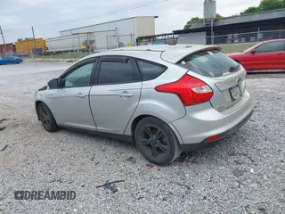 2012 Ford Focus SE z VIN 1FAHP3K28CL369762, wystawiony jako IAAI lot #42095476 z przebiegiem 150 584 mil mil oraz . Historia ofert i sprzedaży dostępna na DreamBid. Obrazek 3.