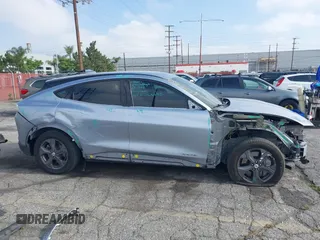 2022 Ford Mustang Mach-E Select z VIN 3FMTK1SSXNMA14614, wystawiony jako IAAI lot #42235651 z przebiegiem 45 998 mil mil oraz . Historia ofert i sprzedaży dostępna na DreamBid. Obrazek 14.