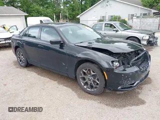 2015 Chrysler 300 S z VIN 2C3CCAGG1FH923044, wystawiony jako IAAI lot #42284945 z przebiegiem 132 681 mil mil oraz . Historia ofert i sprzedaży dostępna na DreamBid. Obrazek 1.