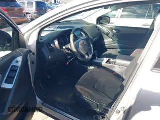 2011 Nissan Murano SL z VIN JN8AZ1MU0BW055971, wystawiony jako IAAI lot #42455292 z przebiegiem 206 390 mil mil oraz . Historia ofert i sprzedaży dostępna na DreamBid. Obrazek 12.