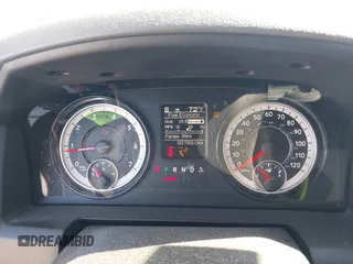 2018 Ram 1500 Express z VIN 1C6RR6KG5JS259672, wystawiony jako IAAI lot #41698317 z przebiegiem 93 789 mil mil oraz . Historia ofert i sprzedaży dostępna na DreamBid. Obrazek 7.