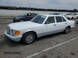 1990 Mercedes-Benz 560 z VIN WDBCA39E7LA505105, wystawiony jako Copart lot #58875015 z przebiegiem 88 261 mil mil oraz Szkody całkowita. Historia ofert i sprzedaży dostępna na DreamBid. Obrazek 1.