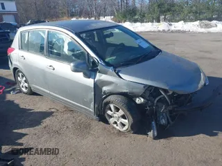2007 Nissan Versa SL z VIN 3N1BC13E47L392400, wystawiony jako IAAI lot #41686363 z przebiegiem 95 506 mil mil oraz . Historia ofert i sprzedaży dostępna na DreamBid. Obrazek 1.