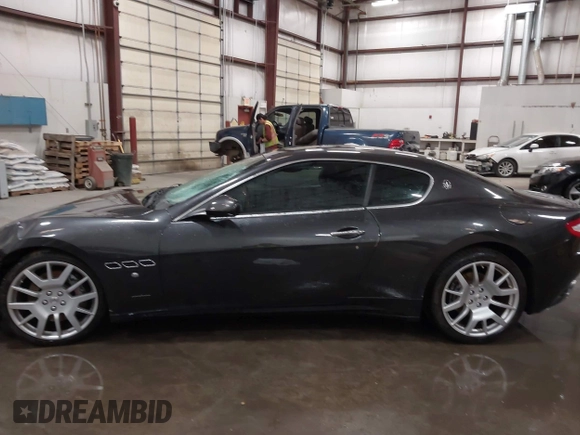 2009 Maserati GranTurismo с VIN ZAMKL45A790048595, выставлен на аукционе IAAI как лот 42094483 с пробегом 62 735 миль миль и . История ставок и продаж доступна на DreamBid. Изображение 15.