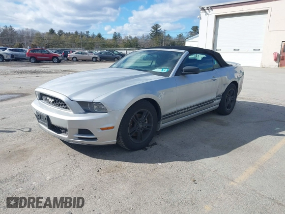 2013 Ford Mustang V6 z VIN 1ZVBP8EMXD5242038, wystawiony jako IAAI lot #41744352 z przebiegiem 167 227 mil mil oraz . Historia ofert i sprzedaży dostępna na DreamBid. Obrazek 2.