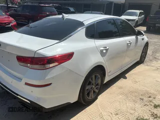 2020 Kia Optima LX z VIN 5XXGT4L3XLG424131, wystawiony jako Copart lot #58157845 z przebiegiem 103 682 mil mil oraz Czysty tytuł • Clean title. Historia ofert i sprzedaży dostępna na DreamBid. Obrazek 4.
