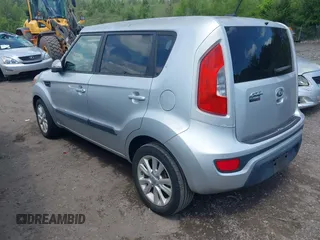 2013 Kia Soul + z VIN KNDJT2A66D7525412, wystawiony jako IAAI lot #42177636 z przebiegiem 67 310 mil mil oraz . Historia ofert i sprzedaży dostępna na DreamBid. Obrazek 3.