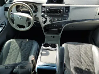 2013 Toyota Sienna SE с VIN 5TDXK3DC2DS383702, выставлен на аукционе Copart как лот 57618165 с пробегом 209 773 миль миль и Списание • Salvage title. История ставок и продаж доступна на DreamBid. Изображение 8.