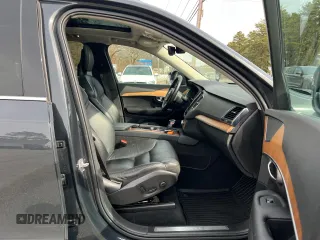 2021 Volvo XC90 Momentum z VIN YV4A22PK4M1675848, wystawiony jako Copart lot #49580865 z przebiegiem 138 201 mil mil oraz Czysty tytuł • Clean title. Historia ofert i sprzedaży dostępna na DreamBid. Obrazek 5.