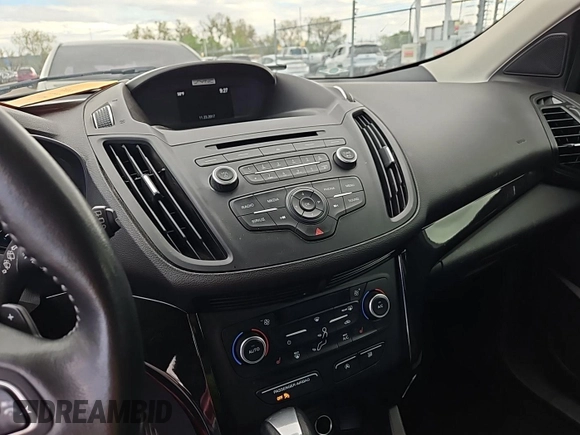 2018 Ford Escape SE z VIN 1FMCU9GDXJUA69802, wystawiony jako IAAI lot #42413413 z przebiegiem 92 564 mil mil oraz . Historia ofert i sprzedaży dostępna na DreamBid. Obrazek 17.