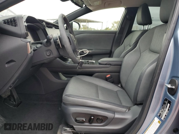 2023 Lexus RZ 450e Premium z VIN JTJAAAAB6PA009956, wystawiony jako Copart lot #48707855 z przebiegiem 6736 mil mil oraz Szkody całkowita. Historia ofert i sprzedaży dostępna na DreamBid. Obrazek 7.