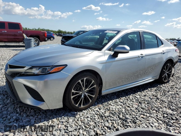 2018 Toyota Camry LE z VIN 4T1B11HK4JU053856, wystawiony jako Copart lot #61017095 z przebiegiem 134 977 mil mil oraz Szkoda całkowita • Salvage title. Historia ofert i sprzedaży dostępna na DreamBid. Obrazek 1.