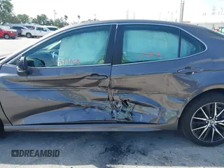 2024 Toyota Camry SE z VIN 4T1G11AK8RU901040, wystawiony jako IAAI lot #41977610 z przebiegiem 12 694 mil mil oraz . Historia ofert i sprzedaży dostępna na DreamBid. Obrazek 6.