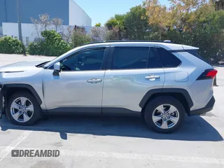 2022 Toyota RAV4 XLE z VIN 2T3W1RFV5NC213609, wystawiony jako IAAI lot #42561113 z przebiegiem 22 125 mil mil oraz . Historia ofert i sprzedaży dostępna na DreamBid. Obrazek 14.