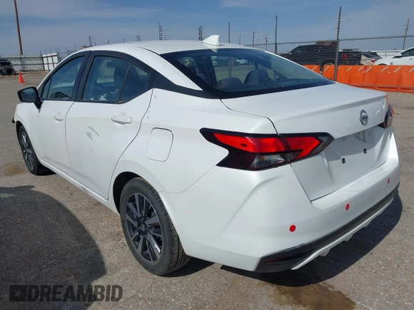 2022 Nissan Versa SV z VIN 3N1CN8EV4NL839437, wystawiony jako IAAI lot #42020629 z przebiegiem 46 138 mil mil oraz . Historia ofert i sprzedaży dostępna na DreamBid. Obrazek 3.