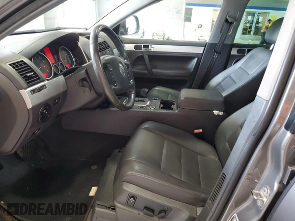 2009 Volkswagen Touareg VR6 z VIN WVGBE77L39D013877, wystawiony jako Copart lot #65572024 z przebiegiem 139 263 mil mil oraz Czysty tytuł • Clean title. Historia ofert i sprzedaży dostępna na DreamBid. Obrazek 7.