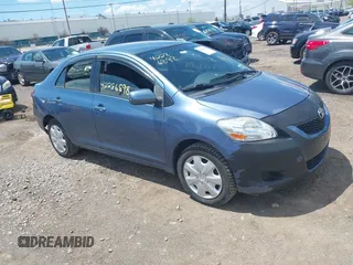 2012 Toyota Yaris z VIN JTDBT4K36CL035904, wystawiony jako IAAI lot #42286898 z przebiegiem 192 873 mil mil oraz . Historia ofert i sprzedaży dostępna na DreamBid. Obrazek 1.