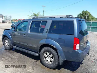 2005 Nissan Pathfinder LE z VIN 5N1AR18W85C714971, wystawiony jako IAAI lot #41998680 z przebiegiem 212 304 mil mil oraz . Historia ofert i sprzedaży dostępna na DreamBid. Obrazek 3.