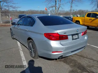 2019 BMW 5 Series 530i xDrive z VIN WBAJA7C59KG909704, wystawiony jako IAAI lot #41740440 z przebiegiem Nie podano mil oraz . Historia ofert i sprzedaży dostępna na DreamBid. Obrazek 3.