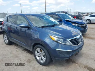 2013 Kia Sportage LX z VIN KNDPB3A22D7399775, wystawiony jako IAAI lot #42358930 z przebiegiem 102 280 mil mil oraz . Historia ofert i sprzedaży dostępna na DreamBid. Obrazek 1.