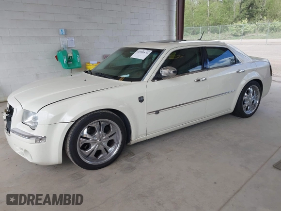 2008 Chrysler 300 C Hemi z VIN 2C3KA63HX8H208103, wystawiony jako IAAI lot #42082674 z przebiegiem 111 025 mil mil oraz . Historia ofert i sprzedaży dostępna na DreamBid. Obrazek 2.