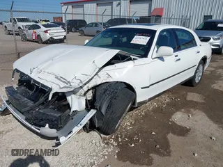 2007 Lincoln Town Car Signature Limited z VIN 1LNHM82V67Y630711, wystawiony jako IAAI lot #41997932 z przebiegiem 177 420 mil mil oraz . Historia ofert i sprzedaży dostępna na DreamBid. Obrazek 2.