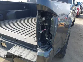 2017 Toyota Tacoma SR5 z VIN 3TMAZ5CN2HM047103, wystawiony jako IAAI lot #42344844 z przebiegiem 88 090 mil mil oraz . Historia ofert i sprzedaży dostępna na DreamBid. Obrazek 18.
