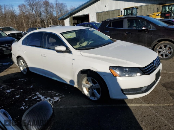 2014 Volkswagen Passat Wolfsburg Edition z VIN 1VWAT7A31EC022556, wystawiony jako Copart lot #85872424 z przebiegiem 138 363 mil mil oraz Czysty tytuł • Clean title. Historia ofert i sprzedaży dostępna na DreamBid. Obrazek 4.